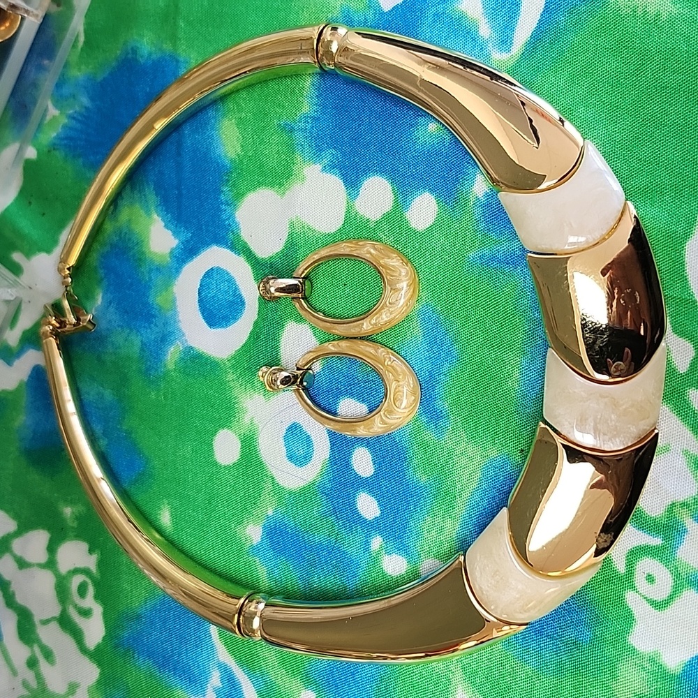 VINTAGE NAPIER Gold & White Enamel Collar Choker Necklace & 1 Pairs of Earrings
